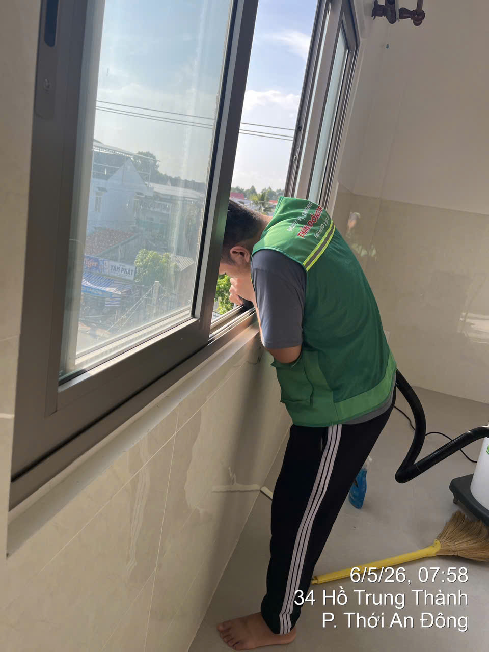 Vệ sinh khung cửa sổ căn hộ