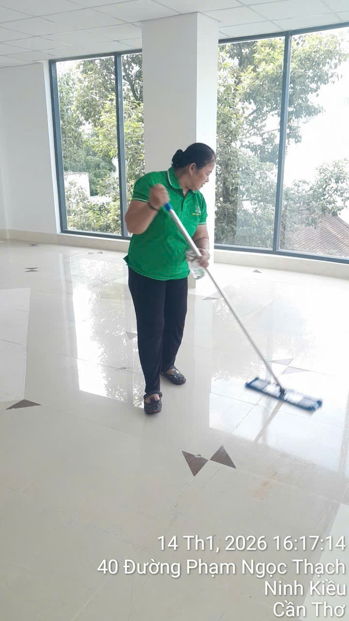 Lau sàn văn phòng bóng sạch