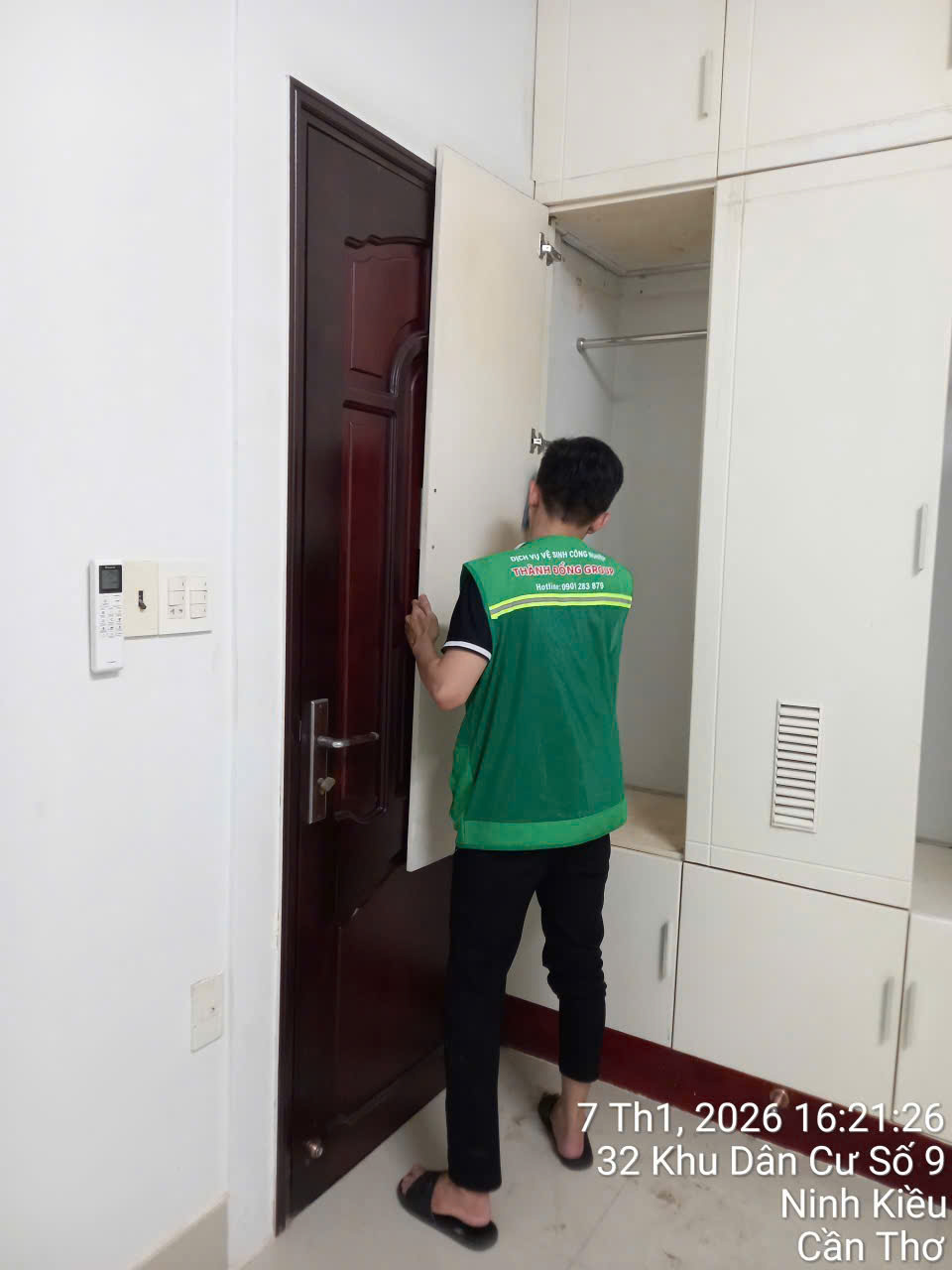 Vệ sinh tủ và nội thất căn hộ