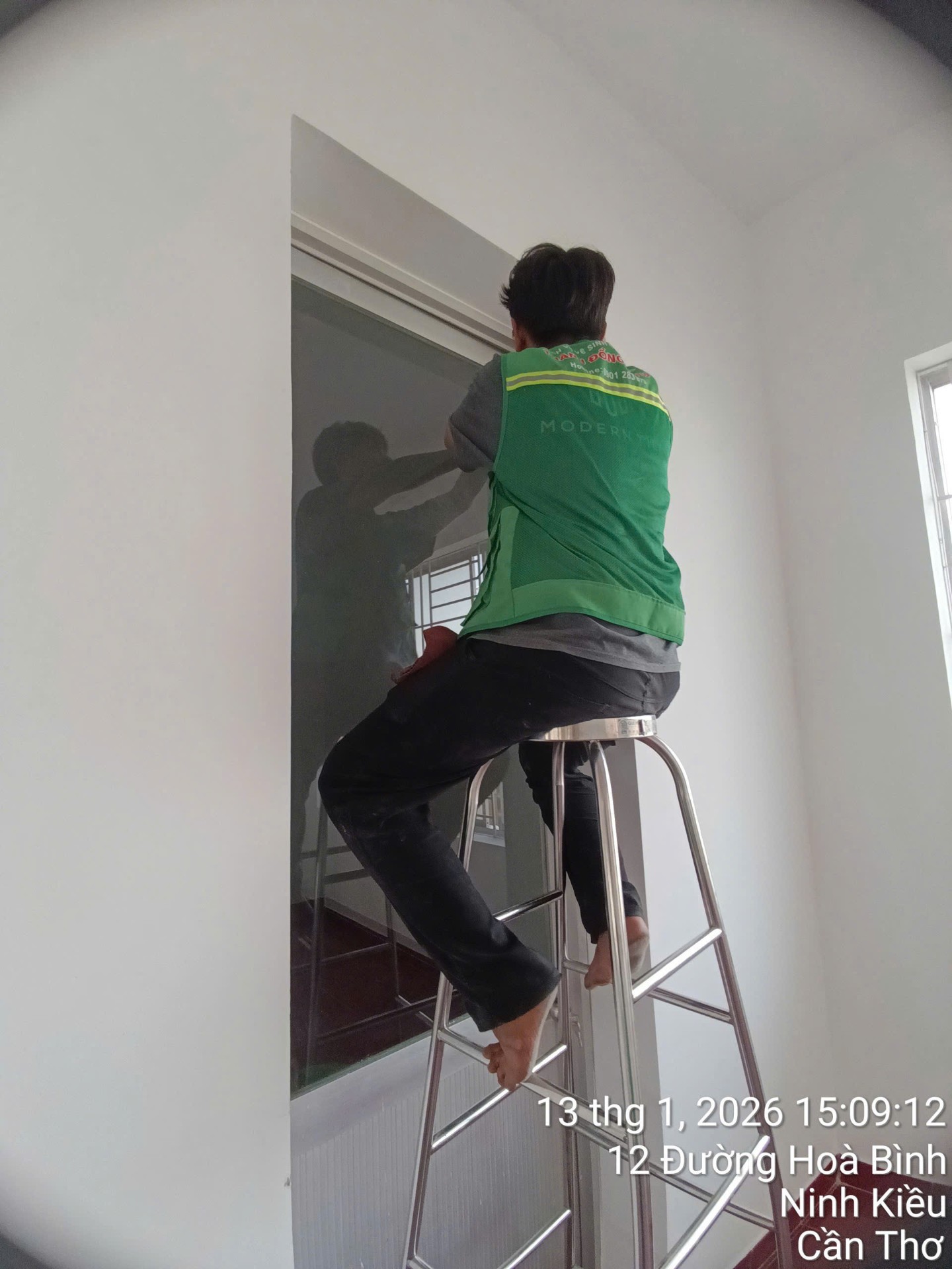 Vệ sinh cửa kính trên cao
